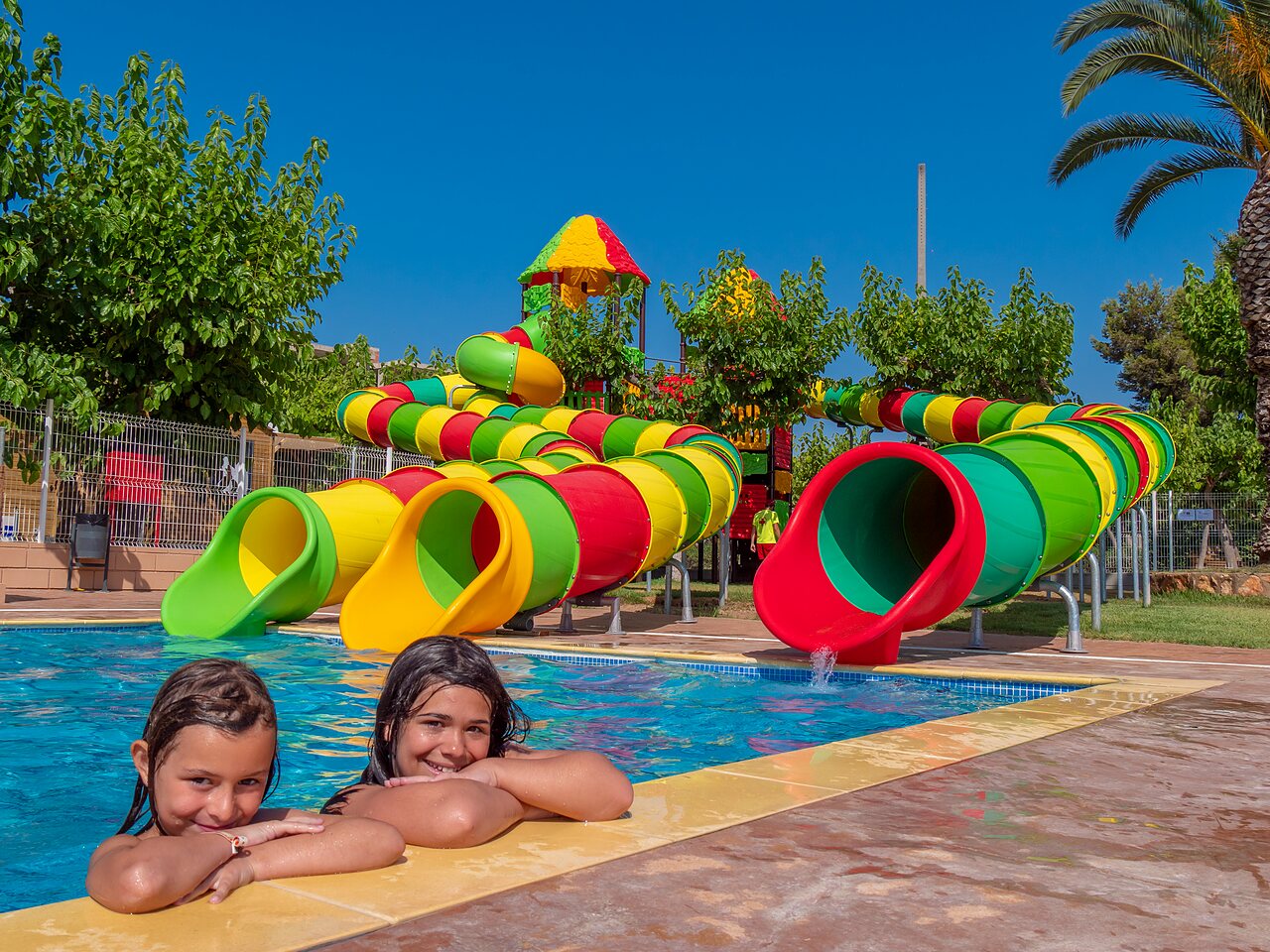 Wasserrutschen und Kinder im Pool auf dem Campingplatz CAPFUN Alba in CREIXELL (43).