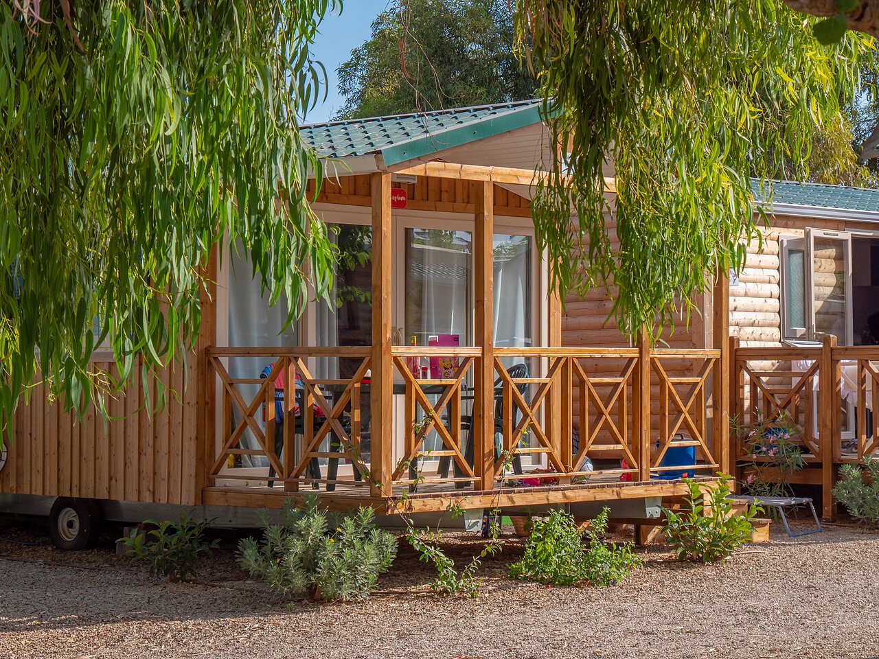 Holz-Mobil-home mit schattiger Terrasse und M�beln auf dem Campingplatz CAPFUN Alba in CREIXELL (43).