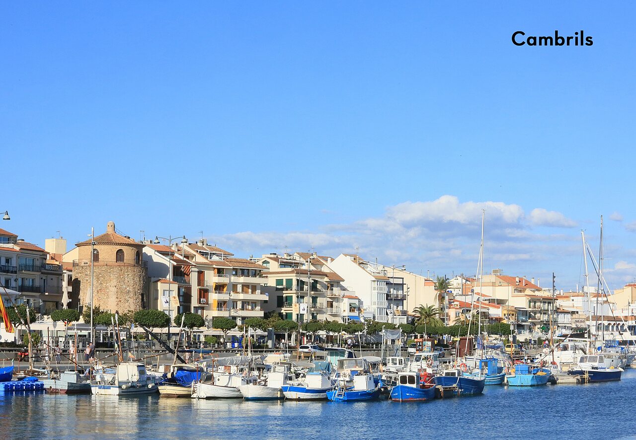 Hafen von Cambrils mit Fischerbooten und K�stengeb�uden, ein Ausflugsziel.