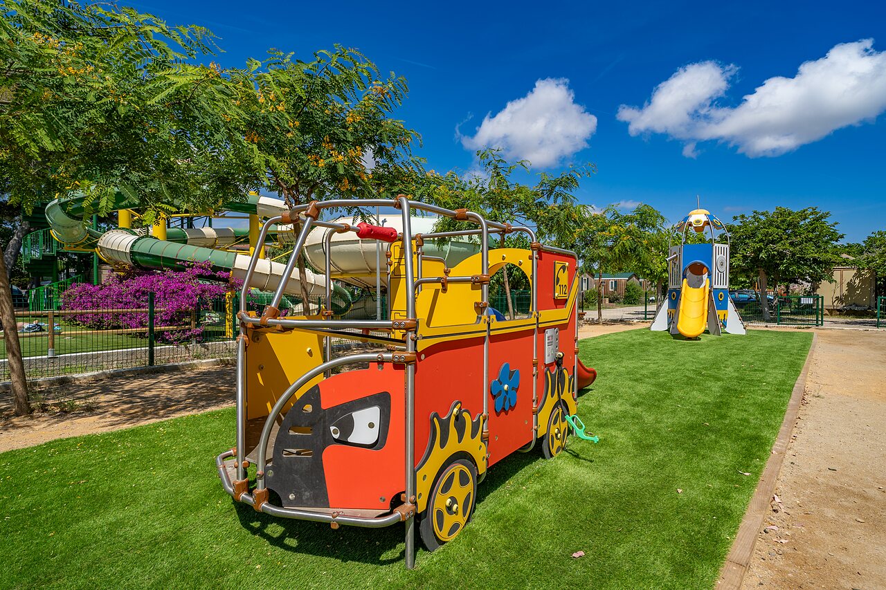 Spielplatz mit Spielger�ten und Wasserrutschen auf dem Campingplatz CAPFUN Alba in CREIXELL (43).