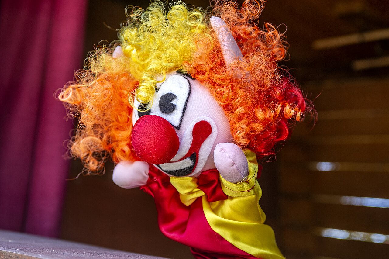 Bunte Clown-Handpuppe f�r Animationsshow auf dem Campingplatz CAPFUN Alba in CREIXELL (43).