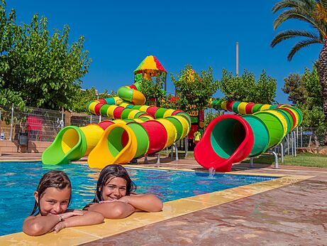 Au�enpool mit bunten Wasserrutschen und Kindern auf dem Campingplatz CAPFUN Alba in CREIXELL (43).
