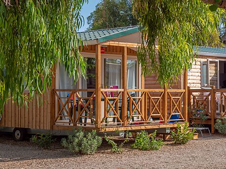 Wooden mobile home with furnished terrace at CAPFUN Alba campsite in CREIXELL (43).