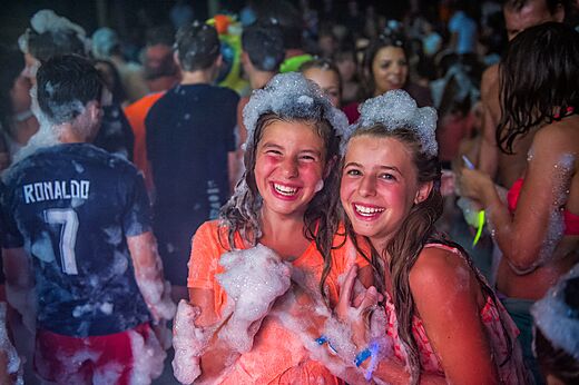 Foam party with happy smiling girls at CAPFUN Alba campsite in CREIXELL (43).