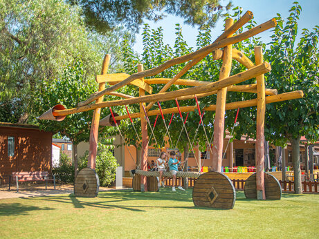 Große Holzschaukel auf dem Campingplatz CAPFUN Alba in CREIXELL (43).