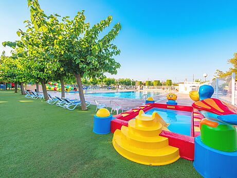 Buntes Kinderbecken und Wasserrutschen auf dem Campingplatz CAPFUN Alba in CREIXELL (43).