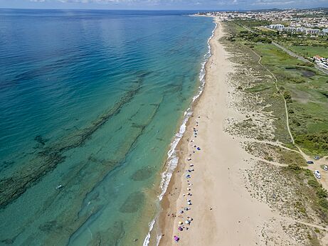 Feiner Sandstrand und t�rkisfarbenes Meer aus der Luft auf dem Campingplatz CAPFUN Alba in CREIXELL (43).