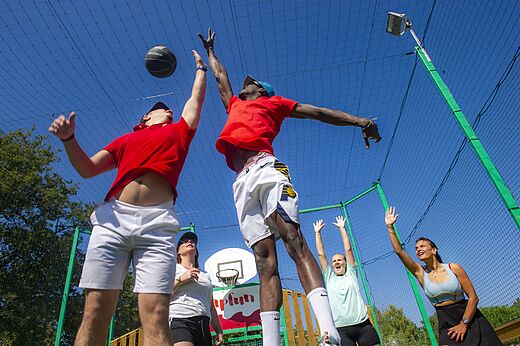 Basketball auf Multisportplatz im Camping CAPFUN Alba in CREIXELL (43).