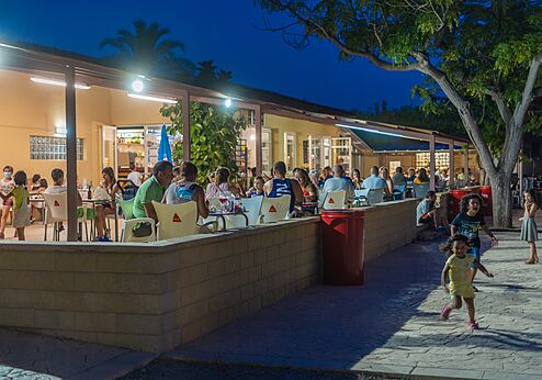 Belebte Restaurantterrasse mit Familien und Kindern im CAPFUN Alba Camping in CREIXELL (43).