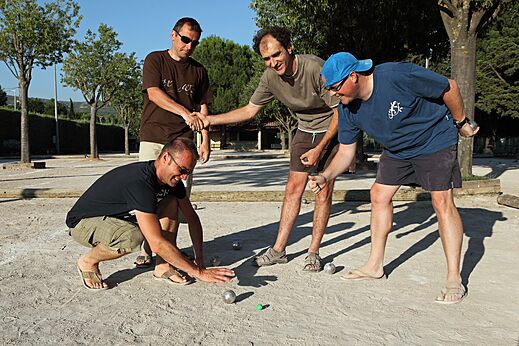 Freunde spielen Boule auf dem Campingplatz CAPFUN Alba in CREIXELL (43).