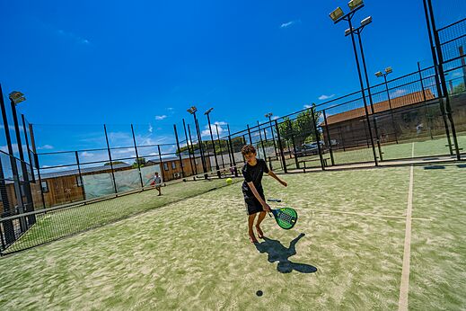 Outdoor-Padelplatz mit Spielern auf dem Campingplatz CAPFUN Alba in CREIXELL (43).