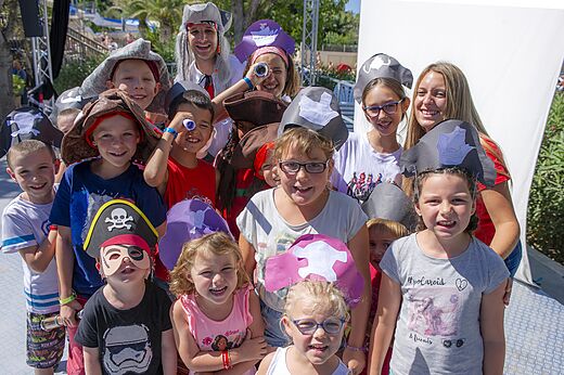Kinder und Animateure als Piraten f�r Animation auf Camping CAPFUN Alba CREIXELL.