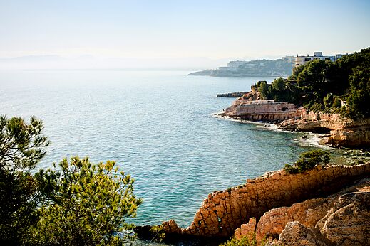 Panoramablick auf felsige K�ste und Meer am Camping CAPFUN Alba in CREIXELL (43).