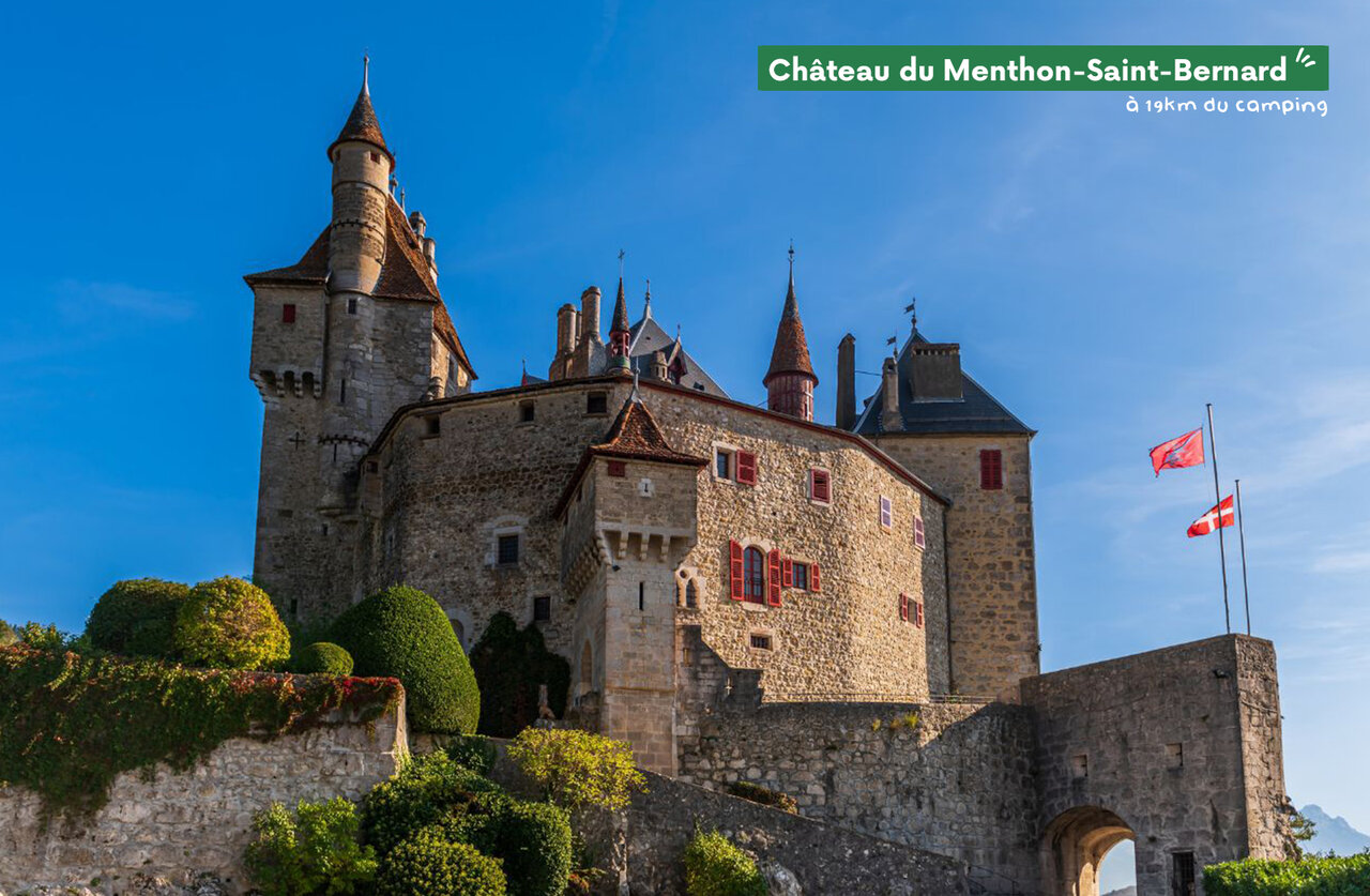 Kasteel van Menton-Saint-Bernard, een historische bezienswaardigheid nabij de camping.