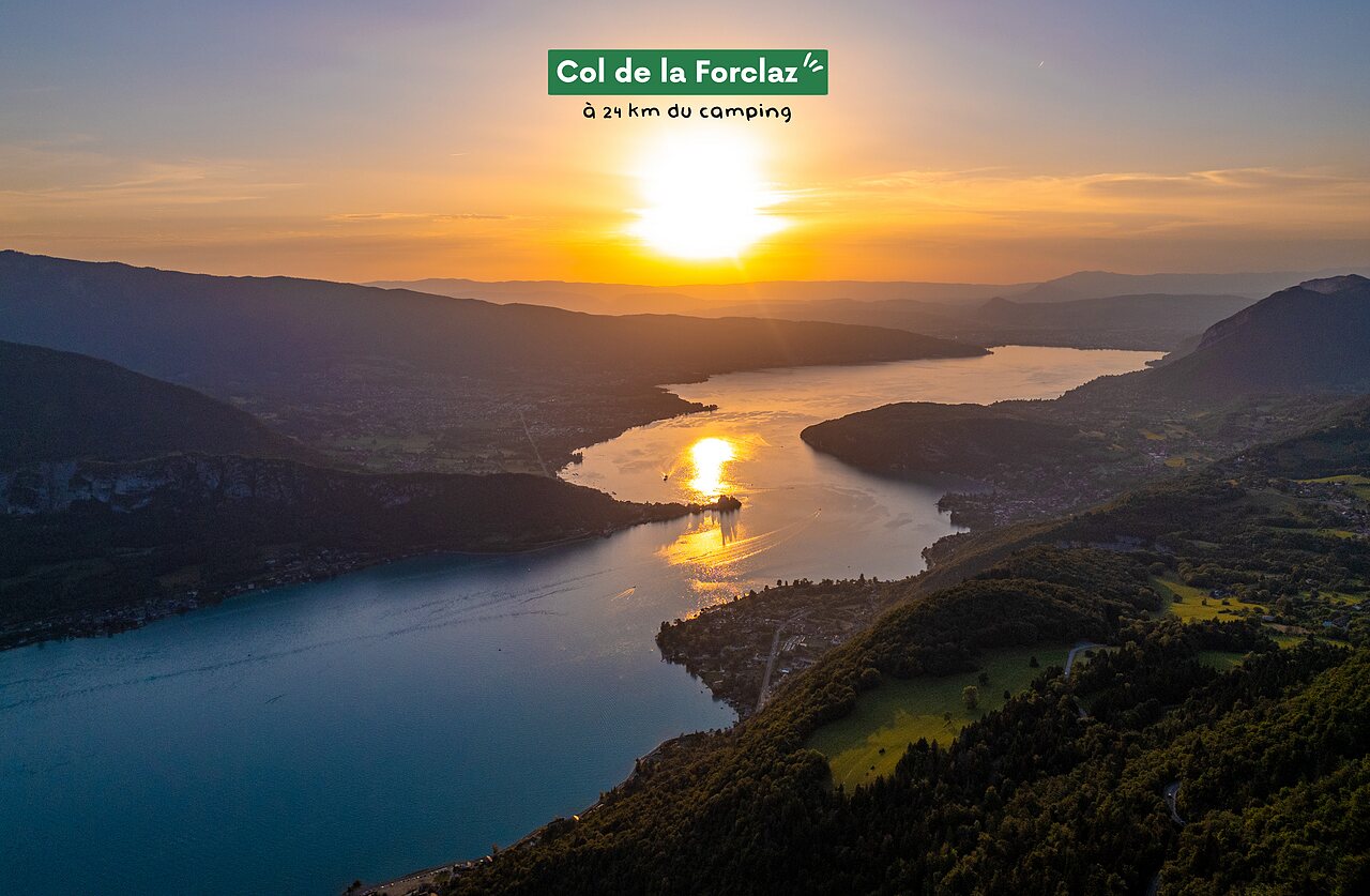 Panoramablick auf den See von Annecy vom Col de la Forclaz, Hochsavoyen.
