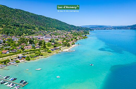 See von Annecy, türkisfarbenes Wasser, Berge und Dorf Sevrier, Hochsavoyen.