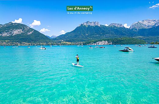 Lac d'Annecy, Stand-Up-Paddler und Berge, schöner Ort nahe dem Campingplatz.