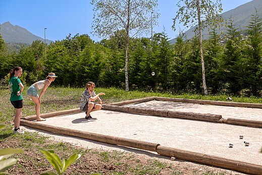 Bocciabahn mit Freunden auf dem Campingplatz CLICOCHIC Aloua in Sevrier (74).