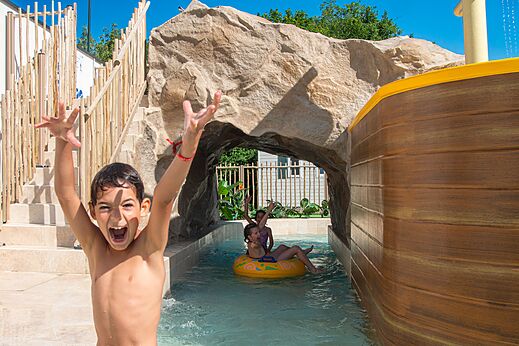 Kinder haben Spaß im Wasserfluss auf Camping CLICOCHIC Aloua in Sevrier (74).