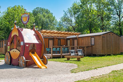 Spielplatz Kutschenform und Mobilheime auf dem Campingplatz CLICOCHIC Aloua in Sevrier (74).