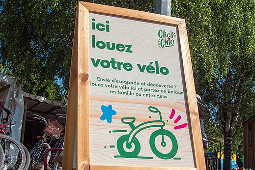 Fahrradverleih-Schild auf dem Campingplatz CLICOCHIC Aloua in Sevrier (74).