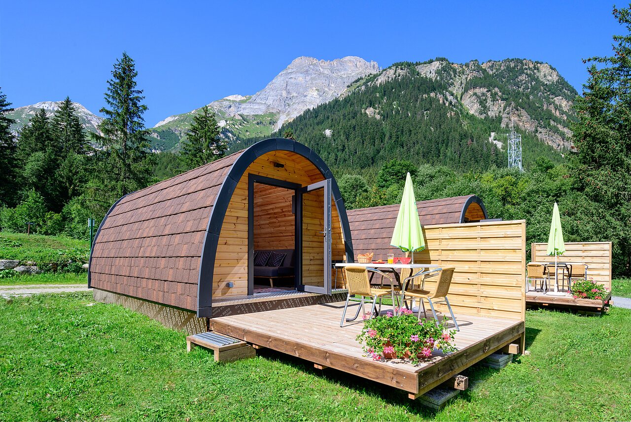 Wooden pods with terrace, mountain view, CLICOCHIC Alpes Lodges campsite.