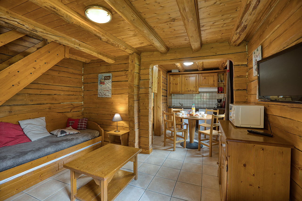 Wooden chalet, living room, kitchen at CLICOCHIC Alpes Lodges campsite in Pralognan la Vanoise (73).