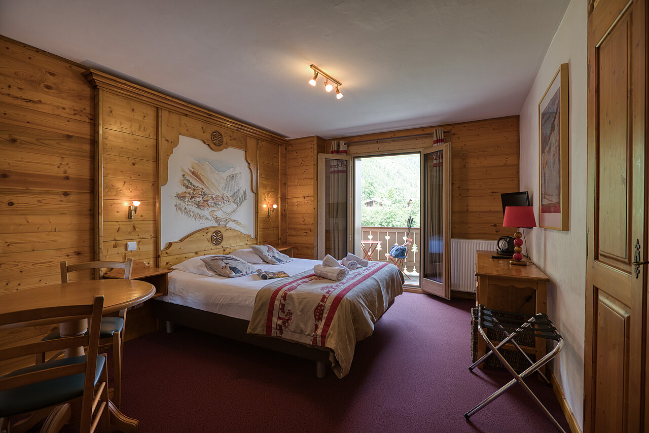 Comfortable double room with balcony, wooden interior, Mobil-home CLICOCHIC Alpes Lodges.