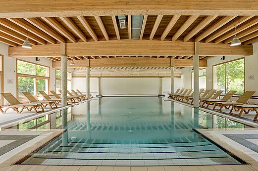 Beheiztes Hallenbad mit Liegest�hlen auf dem Campingplatz CLICOCHIC Alpes Lodges in Pralognan la Vanoise (73).