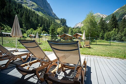 Berglandschaft, Mobilheime und Natur auf dem Campingplatz CLICOCHIC Alpes Lodges in Pralognan la Vanoise (73).