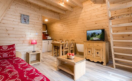 Innenraum Mobil-home auf dem Campingplatz CLICOCHIC Alpes Lodges in Pralognan la Vanoise.
