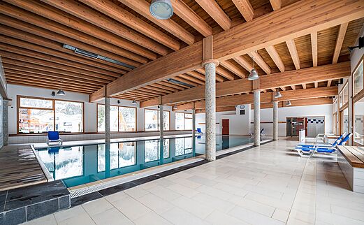 Beheiztes Hallenbad, Holzkonstruktion, auf Camping CLICOCHIC Alpes Lodges Pralognan.