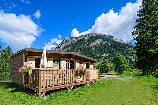 Holz-Mobilheim mit Terrasse, Berge, auf dem Campingplatz CLICOCHIC Alpes Lodges Pralognan (73).