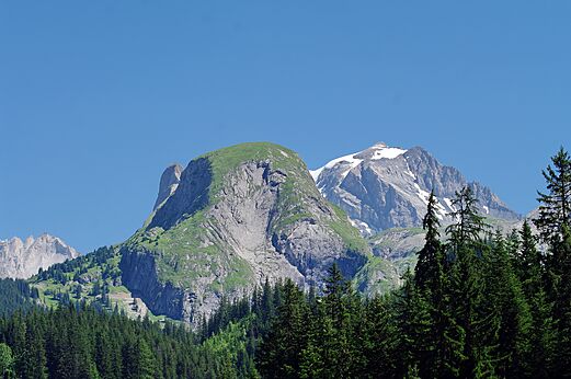 Alpine Natur auf dem Campingplatz CLICOCHIC Alpes Lodges in Pralognan la Vanoise (73).