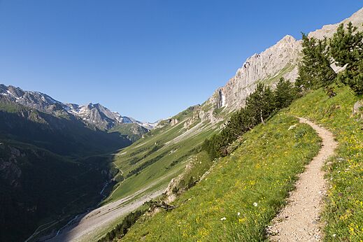 Wanderweg auf dem Campingplatz CLICOCHIC Alpes Lodges in Pralognan la Vanoise (73).