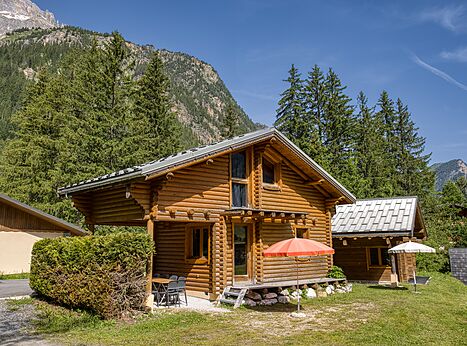 Holz-Mobilheim mit Terrasse auf CLICOCHIC Alpes Lodges Pralognan Vanoise.