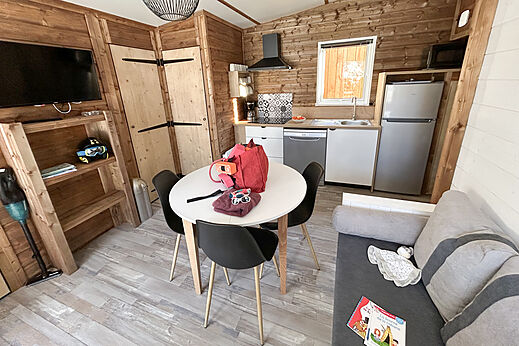 Modern Mobil-home interieur op camping CLICOCHIC Alpes Lodges in Pralognan la Vanoise (73).