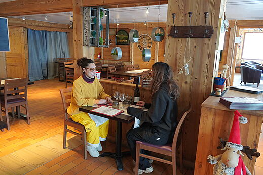 Houten binnenrestaurant, gedekte tafels, op camping CLICOCHIC Alpes Lodges in Pralognan la Vanoise (73).