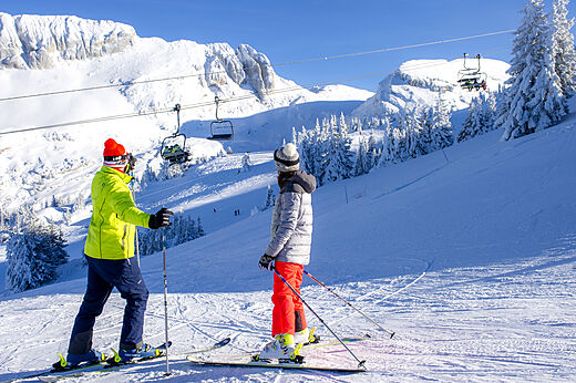 Skiën in de bergen op camping CLICOCHIC Alpes Lodges in Pralognan la Vanoise (73).