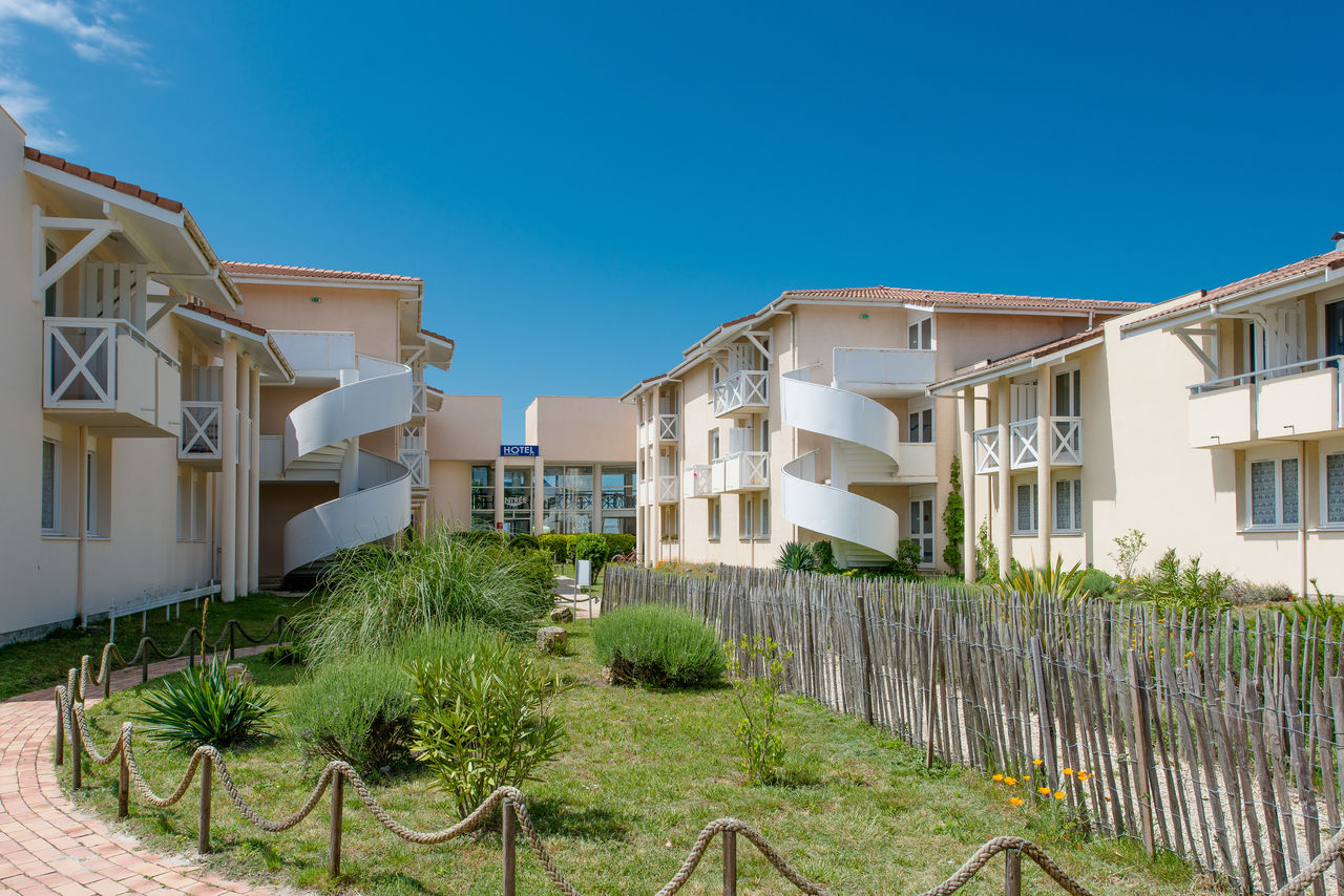 Moderne Unterkunft mit Wendeltreppen, im CAPFUN H�tel/R�sidence Oc�ane in Andernos Les Bains.