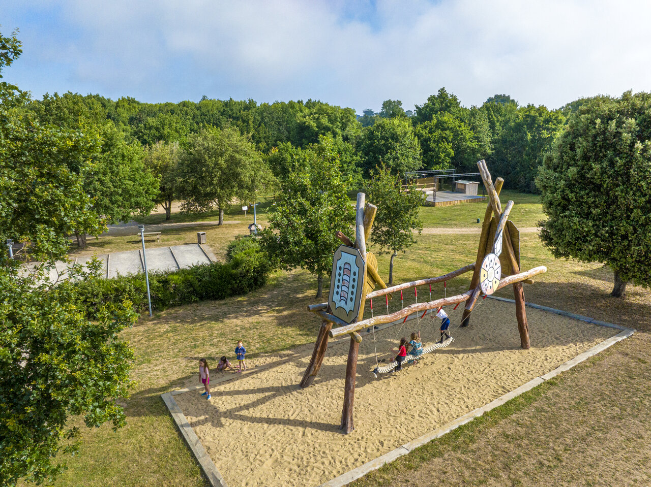 Speeltuin, kinderen op zand, camping CAPFUN An Trest in SARZEAU (56).