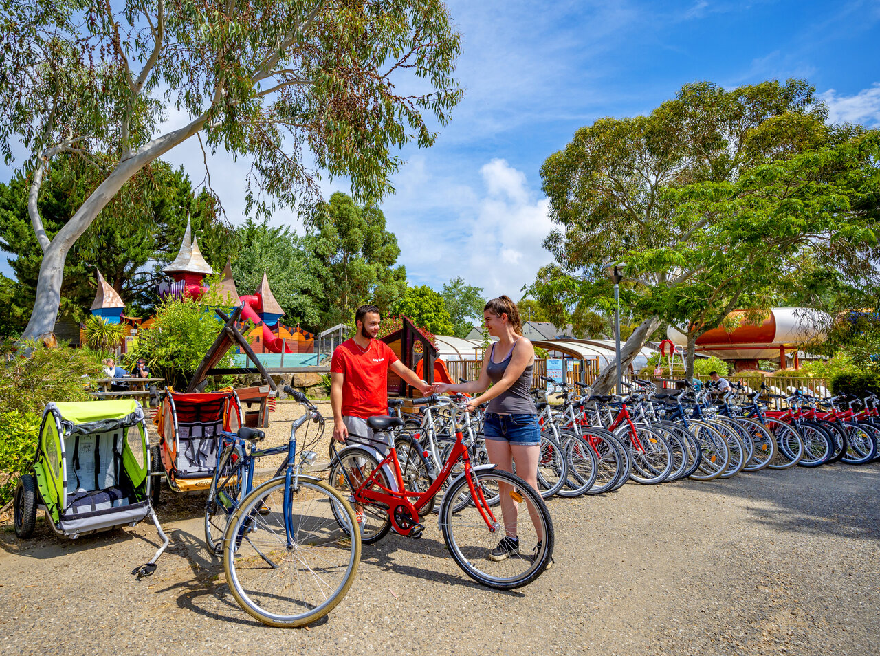 Fietsen, kinderkarren en speeltuin op camping CAPFUN An Trest Sarzeau.