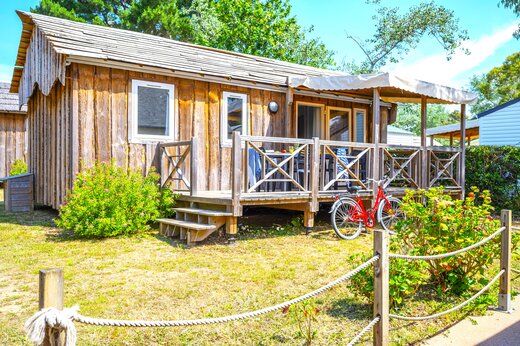 Holz-Mobilheim mit überdachter Terrasse und Fahrrad auf CAPFUN An Trest SARZEAU (56).
