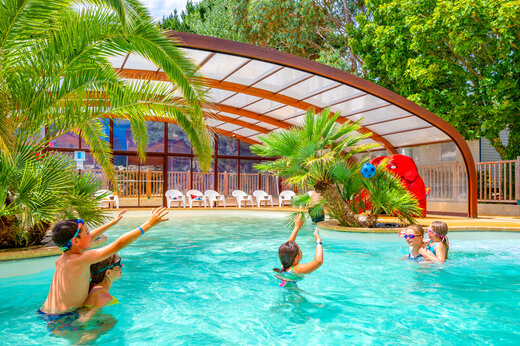 Überdachtes Schwimmbad, spielende Kinder, Rutsche auf dem Campingplatz CAPFUN An Trest in SARZEAU (56).