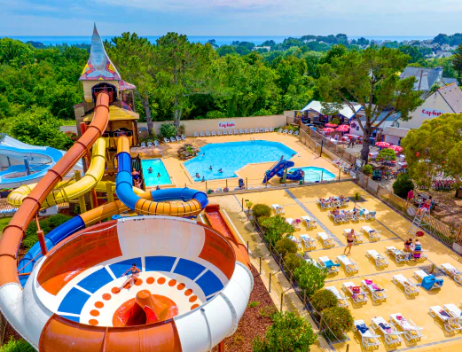 Toboggans aquatiques g�ants et piscines ext�rieures au camping CAPFUN An Trest � SARZEAU (56).