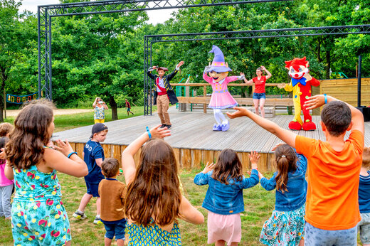 Animationsshow mit Kostümfiguren und Kindern auf dem Campingplatz CAPFUN An Trest in SARZEAU (56).