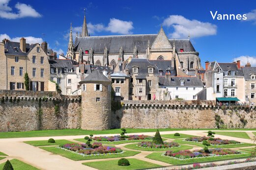 Historische Stadtmauern, französische Gärten und Kathedrale von Vannes in der Bretagne.