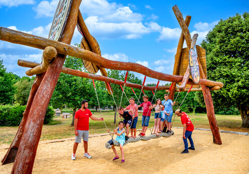 Hölzernes Spielgerät mit Kindern und Animateuren auf dem Campingplatz CAPFUN An Trest in SARZEAU (56).