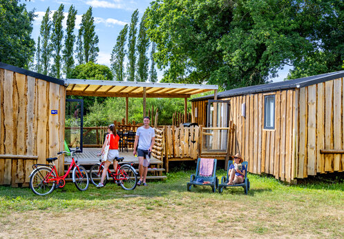 Wooden mobile home with terrace, bikes at CAPFUN An Trest in SARZEAU (56).