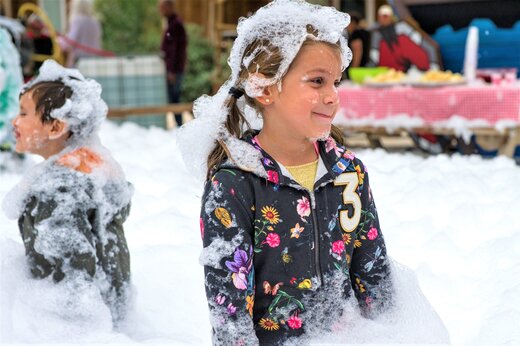 Kinder bei Schaumparty-Animation auf Campingplatz CAPFUN An Trest, SARZEAU (56).